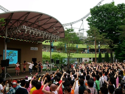 チビッ子たちの熱気に負けじとアーティストにエールを送る大人のファンも多く見られた。