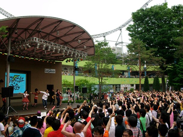 チビッ子たちの熱気に負けじとアーティストにエールを送る大人のファンも多く見られた。