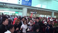 空港にはYOSHIKIを待ち構えたファンが殺到。