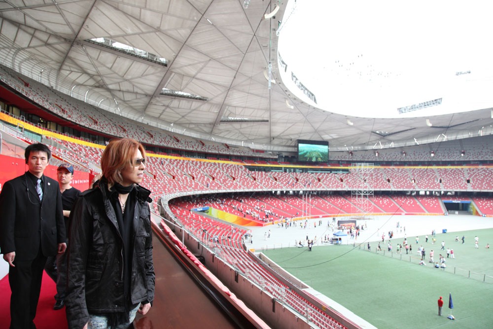 鳥の巣を視察するYOSHIKI。