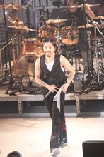 オーディエンスの熱狂ぶりに笑顔を見せるKj。