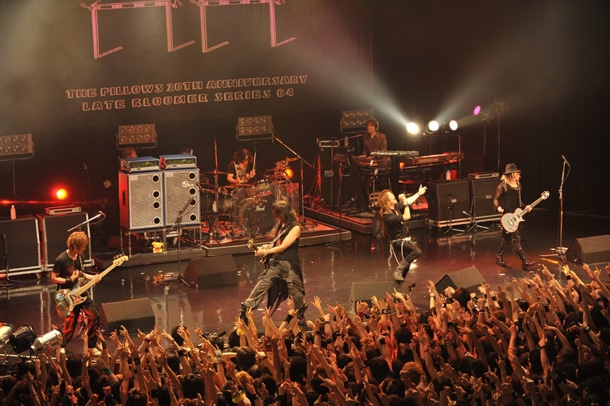 スシ詰めのZepp Tokyoを容赦なく盛り上げたGLAY。