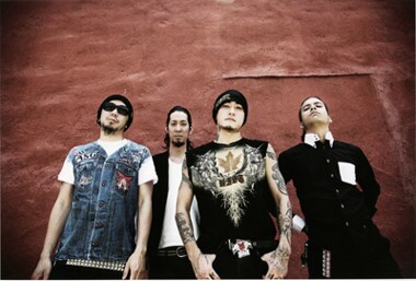 ツアーチケットの一般発売は7月11日よりスタート。これに先駆け6月19日からオフィシャルサイトにて先行予約が行われる。