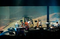 「Re-clammbon 2」に続きライブにも参加したtoeの美濃隆章。ミトは「toeのライブで美濃くんの前にマイクがあることないですからね！（笑）」と、コーラスに参加する美濃を茶化した。ちなみにツアーファイナルとなった福岡公演には、美濃に代わり高野寛が特別参加。