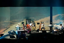 「Re-clammbon 2」に続きライブにも参加したtoeの美濃隆章。ミトは「toeのライブで美濃くんの前にマイクがあることないですからね！（笑）」と、コーラスに参加する美濃を茶化した。ちなみにツアーファイナルとなった福岡公演には、美濃に代わり高野寛が特別参加。