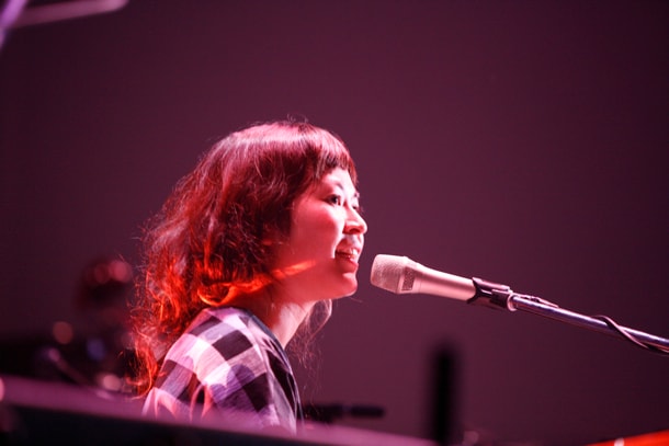 原田郁子は「今日は周りの人よりも一発でも多く、拍手を鳴らして帰ろうよ」と言って、会場を盛り上げた。