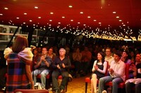 セーヌ川で行われた船上コンサートの模様。