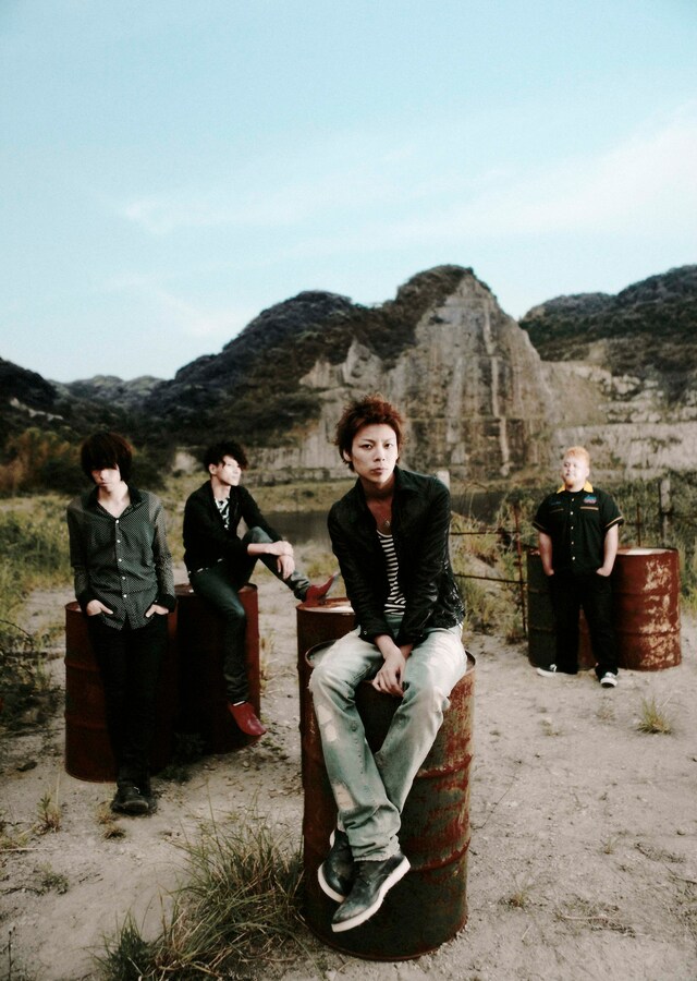 7月22日に2ndシングル「溢れる」をリリースするlego big morl。今年の夏は「SUMMER SONIC 2009」「MONSTER baSH 2009」など各地のフェスに出演する。