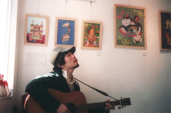 小田晃生は来年2月に「帰ってきたはつめい大大発表会!!」と題したコンサートを東京武蔵野公会堂で開催。サポートには2008年のコンサート同様、野村卓史(グッドラックヘイワ)、田中馨(SAKEROCK)らを迎える。