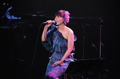 肩を大胆に見せたドレスにも注目が集まった土岐麻子。「Singin' in the Rain」は直前のグズついた天気に合わせてチョイスされたが、この日は晴れ模様。「でも、どんなときに歌ってもいい気分になれる曲ですね」とやさしい歌声をグローブ座に響かせた。