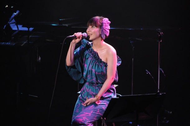 肩を大胆に見せたドレスにも注目が集まった土岐麻子。「Singin' in the Rain」は直前のグズついた天気に合わせてチョイスされたが、この日は晴れ模様。「でも、どんなときに歌ってもいい気分になれる曲ですね」とやさしい歌声をグローブ座に響かせた。