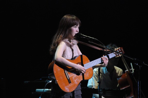 妖精のような不思議な佇まいを持つ湯川潮音。球体を思わせるグローブ座の空間ごと異世界に運んでしまうようなステージを展開した。