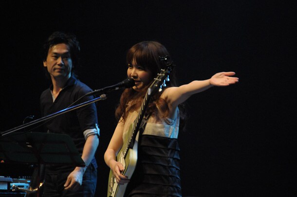 湯川潮音が3曲目に歌った「ルビー」は「最近作ったばかり」だという新曲。これは彼女が長崎五島列島を旅したときに見た教会をイメージして書いたもので「生活に溶け込んだ“祈りの場”があるのはいいなあ」と感じたのだという。