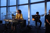 会場となったMADO LOUNGEは六本木ヒルズ52階にある、東京随一の展望を誇るカフェ。観客は福原の美声を聴きながら、最高の夜景も楽しんだ。