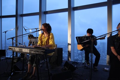 会場となったMADO LOUNGEは六本木ヒルズ52階にある、東京随一の展望を誇るカフェ。観客は福原の美声を聴きながら、最高の夜景も楽しんだ。