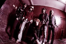 THE PRODIGAL SONS。メンバーは左から市川“JAMES”洋二（B）、五十嵐“Jimmy”正彦（G）、森重樹一（Vo）、松尾宗仁（G）、大島治彦（Dr）。