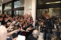 会場には生YOSHIKIをひと目でも見たいと、母親同伴で駆けつけた小学2年生のファンの姿も。