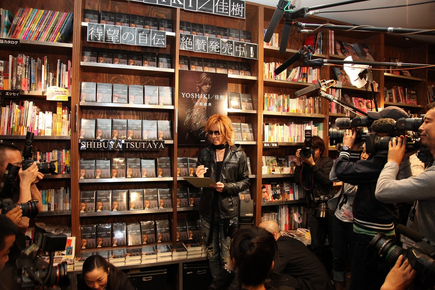 YOSHIKIは「僕が行くと、書店は迷惑なんじゃないですかね……。大混乱になっちゃうから……」と苦笑い。