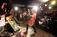 つしまみれは、トリにふさわしいアグレッシブなパフォーマンスで観客を圧倒。ナタリーPower Pushのコーナーでは、最新アルバム「あっ、海だ。」の発売を記念してロングインタビューを掲載している。