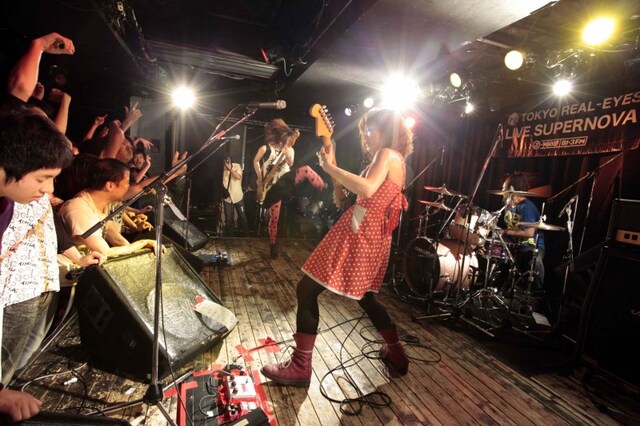 つしまみれは、トリにふさわしいアグレッシブなパフォーマンスで観客を圧倒。ナタリーPower Pushのコーナーでは、最新アルバム「あっ、海だ。」の発売を記念してロングインタビューを掲載している。