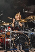 アンコールの「優しい歌」でその歌声を響かせたSATOち（Dr）。