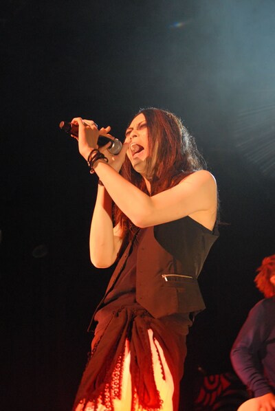 ムックは6月17日にJCBホールで「MUCC JAPAN TOUR 2009『球体』」の東京公演を開催し、3000人を前に全19曲を披露した（写真はライブ中の達瑯）。