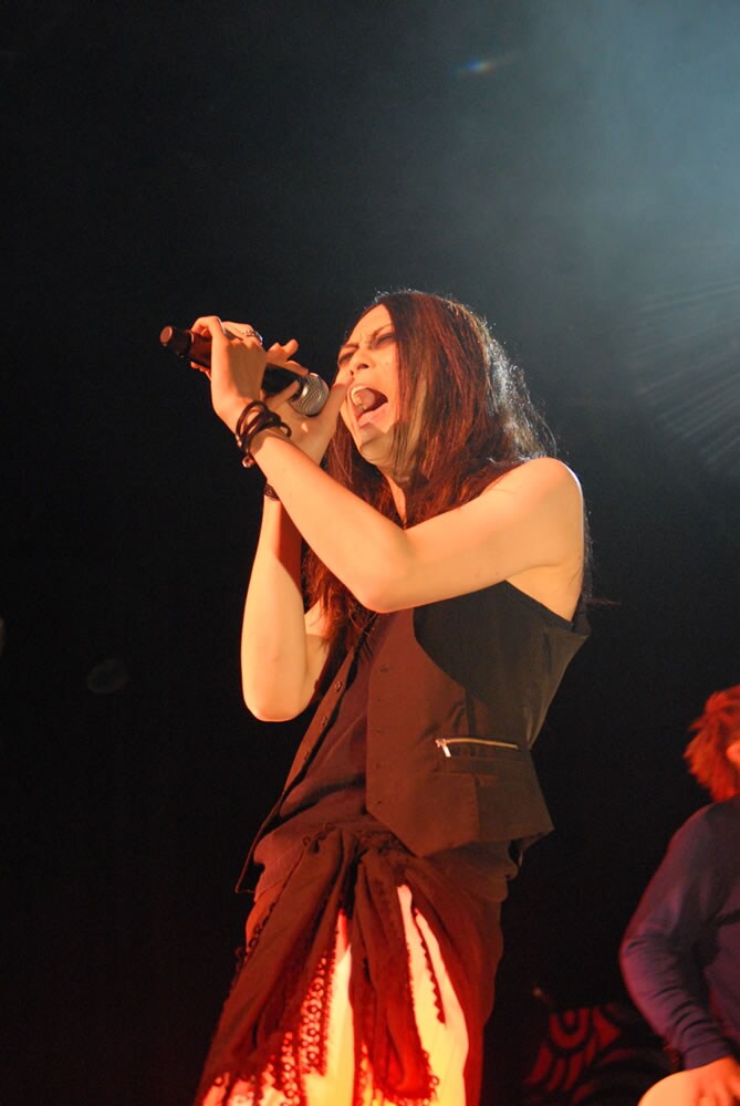 ムックは6月17日にJCBホールで「MUCC JAPAN TOUR 2009『球体』」の東京公演を開催し、3000人を前に全19曲を披露した（写真はライブ中の達瑯）。