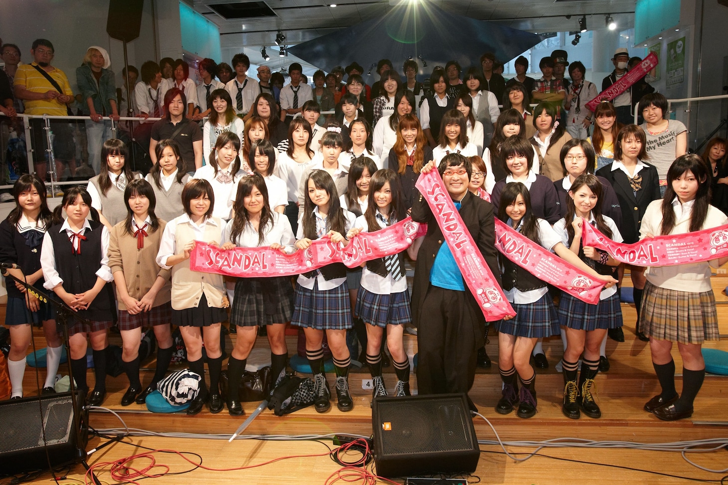 SCANDALは6月17日、原宿KDDIデザイニングスタジオにて「少女S」発売記念イベント「集まれ！少女S!!」を実施。5000通の応募が殺到し、その中から30組60名の女子が招待された。
