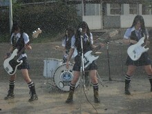 写真はSCANDAL「少女S」のビデオクリップより。Mステでもこのような映像を目にすることができるのか、ファンはお見逃しなく。