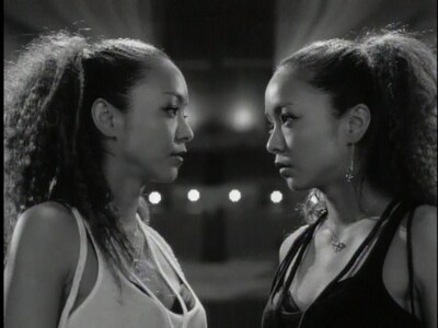 自分と対峙する安室奈美恵。火花が散るような視線のぶつかり合いからCMはスタート。