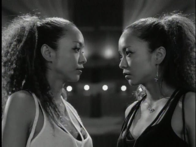 自分と対峙する安室奈美恵。火花が散るような視線のぶつかり合いからCMはスタート。