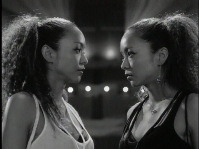 自分と対峙する安室奈美恵。火花が散るような視線のぶつかり合いからCMはスタート。