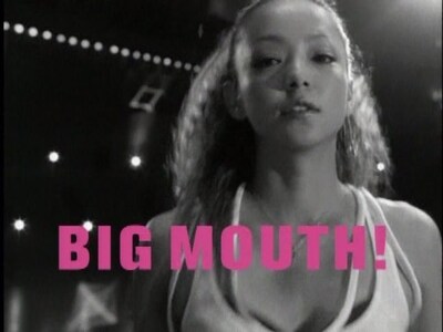 CMの最後ではカメラに向かってクールにキスをするシーンも。