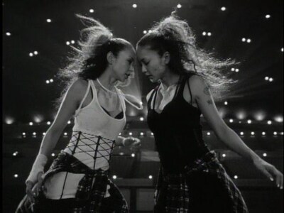 これが問題の頭突きシーン。合成映像とはいえ、こちらにまで衝撃が伝わってくるよう。