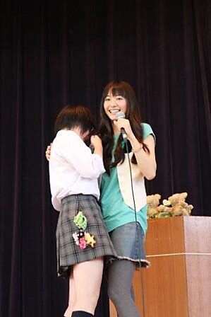 ガッキーにギュッと抱きしめられ、思わず感極まってしまった女子生徒。彼女にとって一生の思い出となりそうだ。