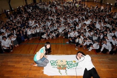 全校生徒と記念撮影。