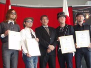 ドラマーのtax(写真左)は「来年結成10周年を向かえるMONKEY MAJIK、 日本とカナダの混合バンドとして頑張っていきます」と、今後の抱負をコメント。