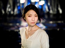 作品ごとにさまざまなビジュアルを展開してきた鬼束ちひろ。アルバムリリースのタイミングでは、どんなビジュアルを披露してくれるのか期待が高まるところ。