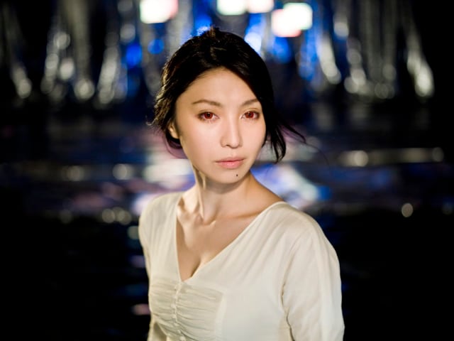 白いドレスと緋色の瞳の対比が印象的なアーティスト写真。