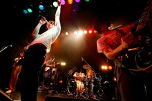 岩原俊司（写真右）の脱退後も、アロウズは4人で活動を継続する。それぞれの今後の活躍に期待しておこう。