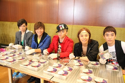 ピカピカのCDに指紋や汚れが付着しないよう、手袋をはめてサインを書き込む気配り集団BIGBANG。あたたかいファンへの感謝の気持ちを大事にしている彼ららしい光景だ。