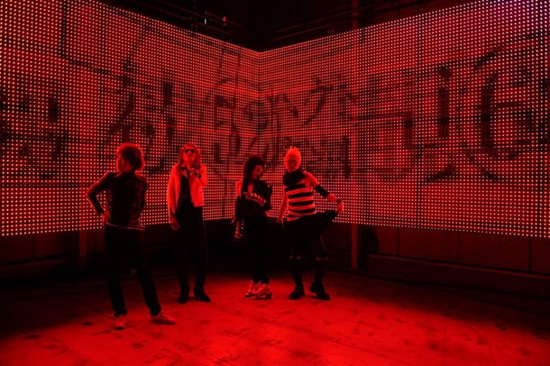 短期間の間に新作のリリースやライブを重ね、その強烈な存在感をアピールしたcali≠gari。8月中旬には「JACK IN THE BOX 2009 SUMMER」に出演し、独特の世界観でオーディエンスを魅了した。