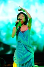 2台のピアノ／キーボードによる演奏と、映像を駆使したステージングで魅せた一青窈。なお、この日のライブの模様は今夏NHK-BS2で放送される予定となっている。