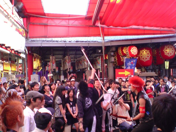 休日の万松寺を訪れた老若男女を前にゲリラライブを行ったJAPAN-狂撃-SPECIAL。地元のヤンキーも挑発的な眼差しを送る。