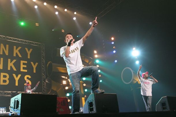 毎度血管がはち切れんばかりの熱いパフォーマンスでライブを盛り上げるファンキー加藤。ブログでは「インフルエンザの菌をぶっ潰します!!!」とコメントしているように、病身ながらその熱血漢ぶりは健在のようだ。（写真は今年6月に行なわれた初の日本武道館公演の様子）