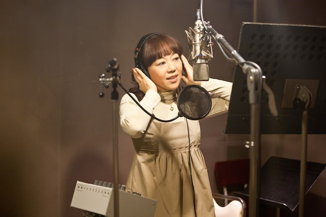 「タッチ」ブラバンバージョンのレコーディングに臨む岩崎良美。