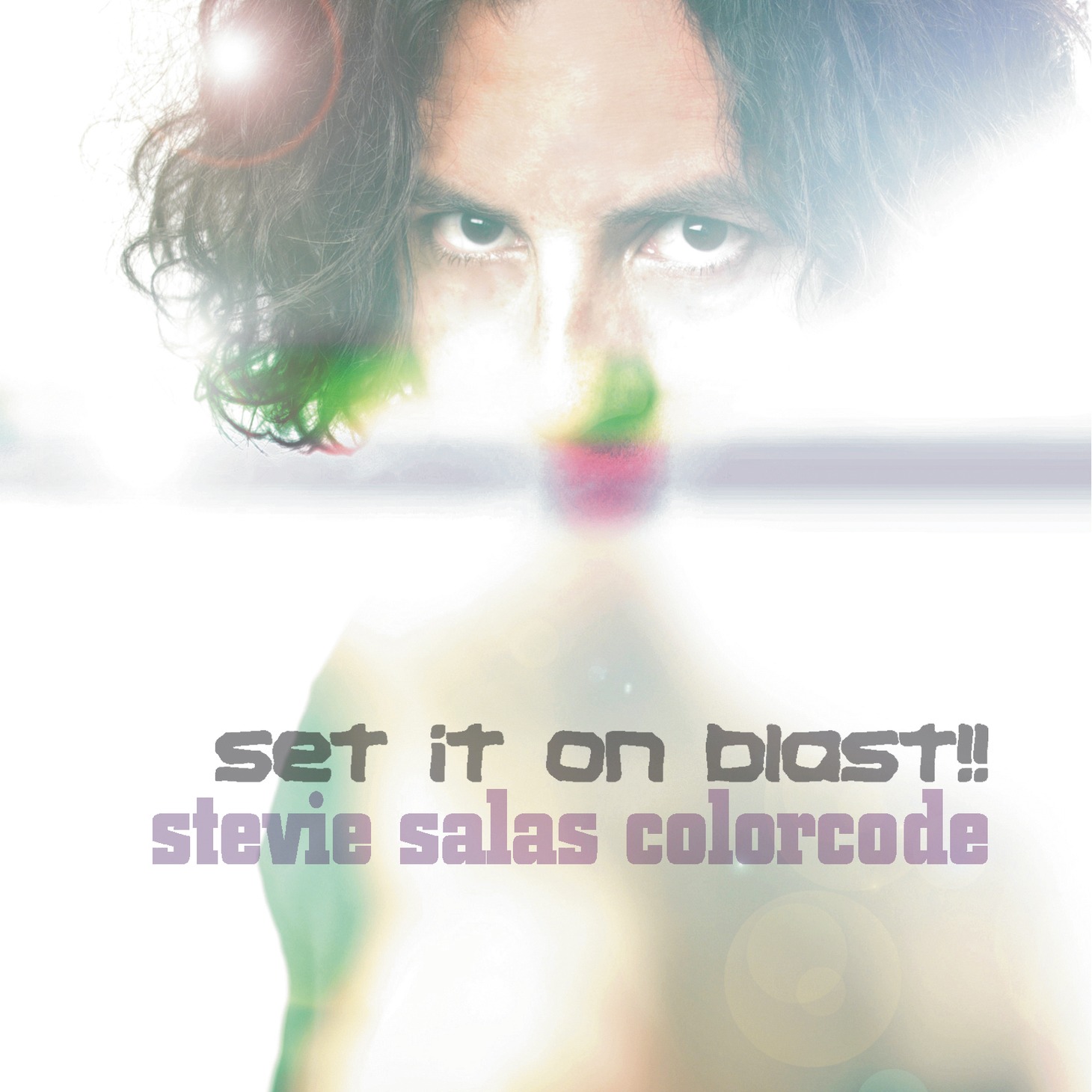 スティーヴィー・サラスは1990年にアルバム「STEVIE SALAS COLORCODE」で日本デビュー。ハードかつファンキーなプレイで、長年にわたりファンから愛され続けている（写真はアルバム「SET IT ON BLAST!!」ジャケット）。
