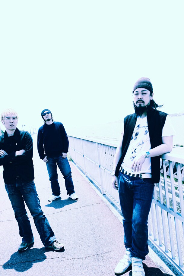 本日リリースされた新曲「Song Of Hate」はHAWAIIAN6のオフィシャルMySpaceにて配信中。失望、挫折、脱力といった負の感情をむき出しにした壮絶なダウナーソングに仕上がっている。