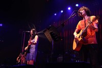 斉藤和義はミニスカート姿のLeyonaを前に始終ご機嫌な様子を見せた。