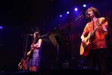 斉藤和義はミニスカート姿のLeyonaを前に始終ご機嫌な様子を見せた。